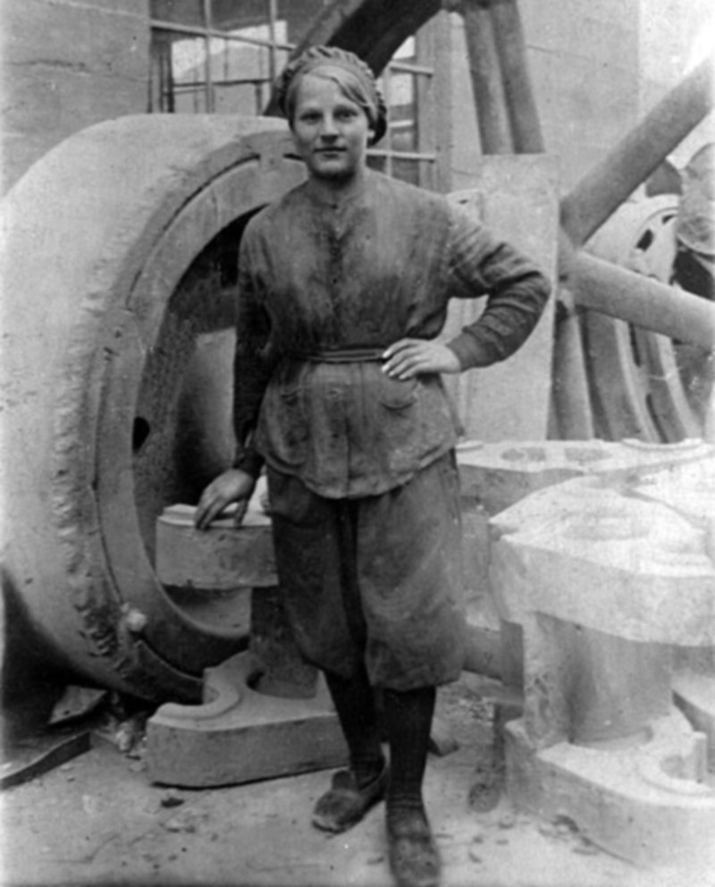 Women worker during WWI, with the Leimen plant maintenance workshop in the background.