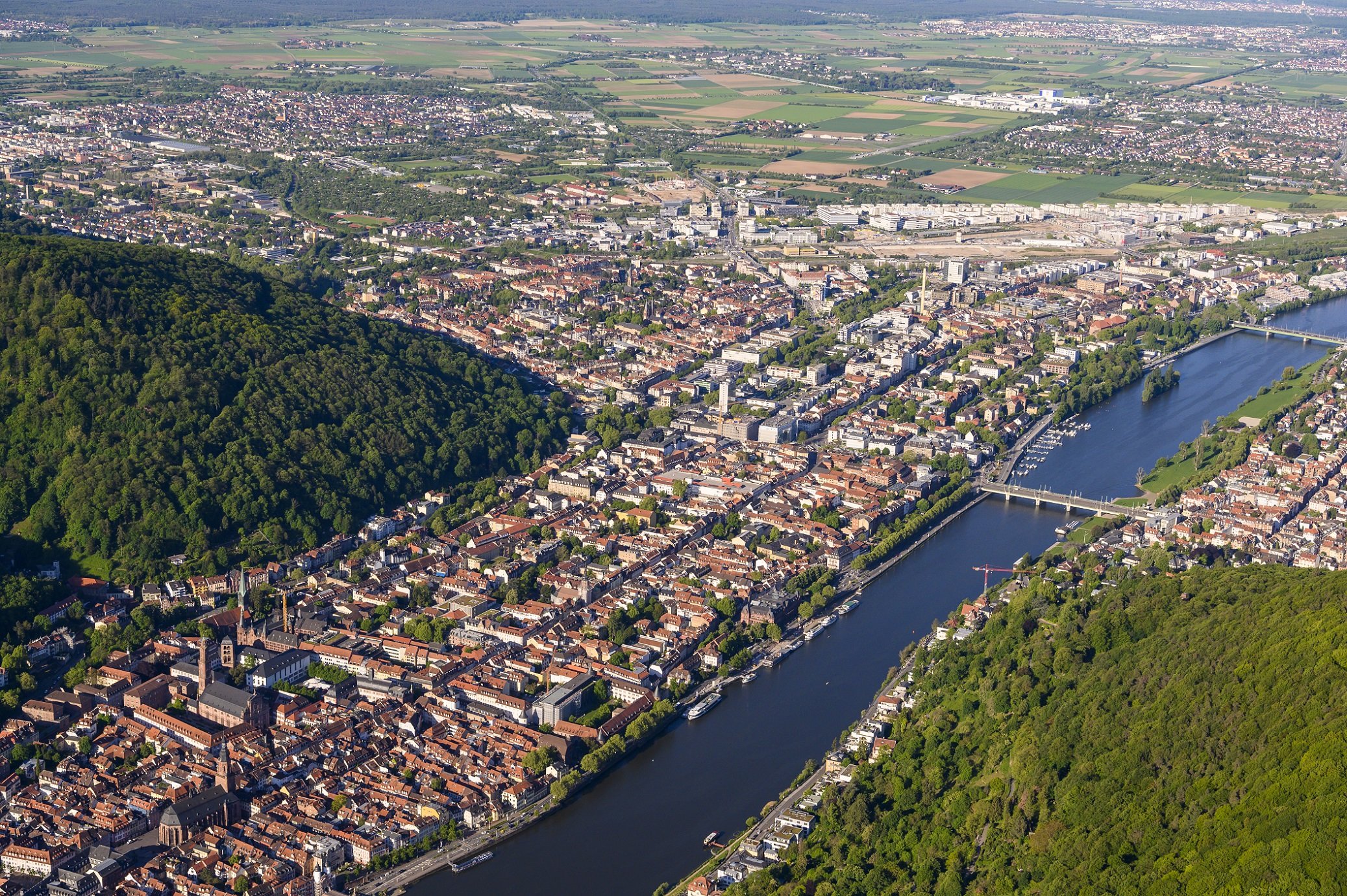 Eine Luftaufnahme von Heidelberg und dem Fluss Neckar