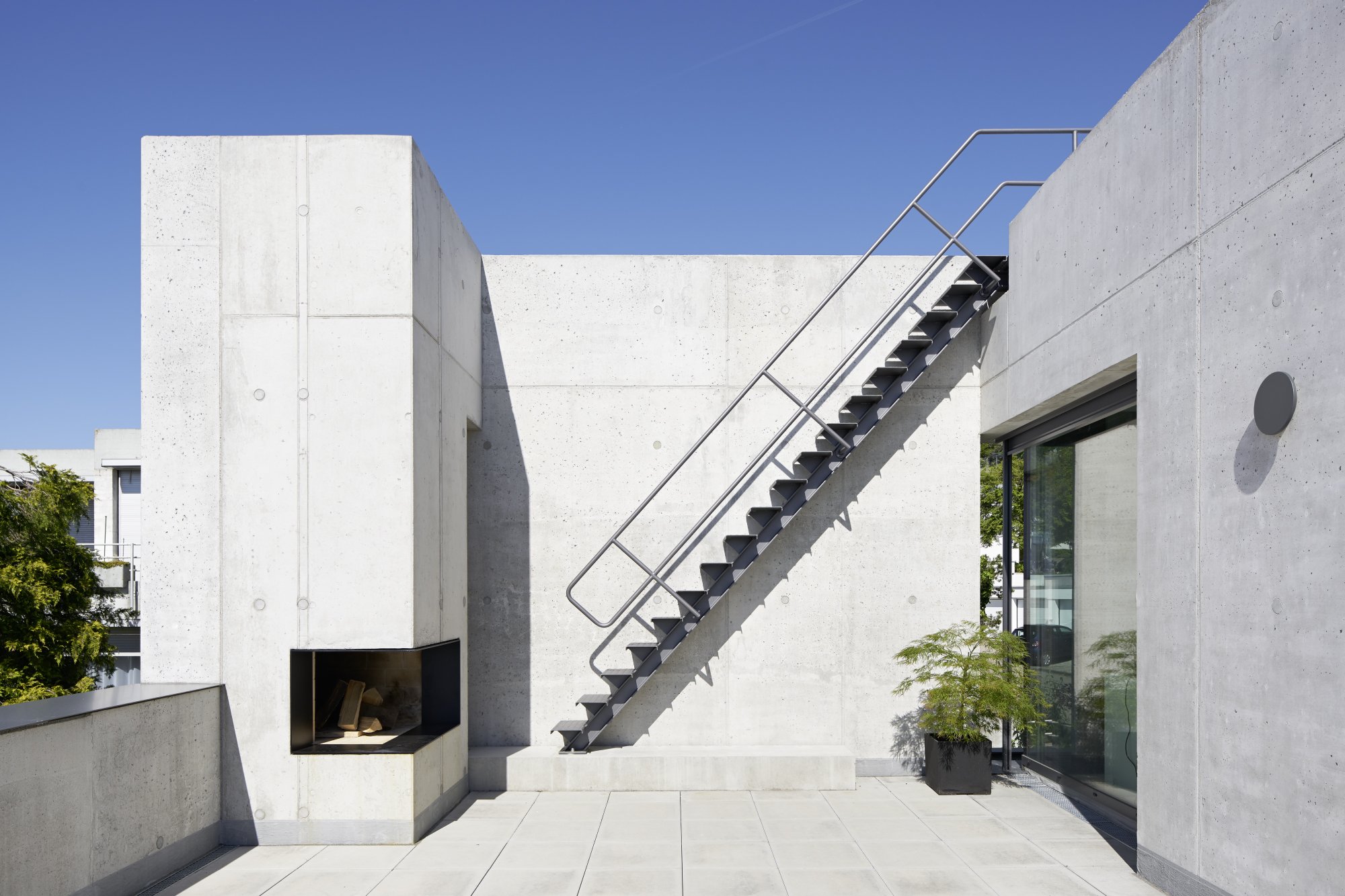 A cubic-formed concrete building with an staircase