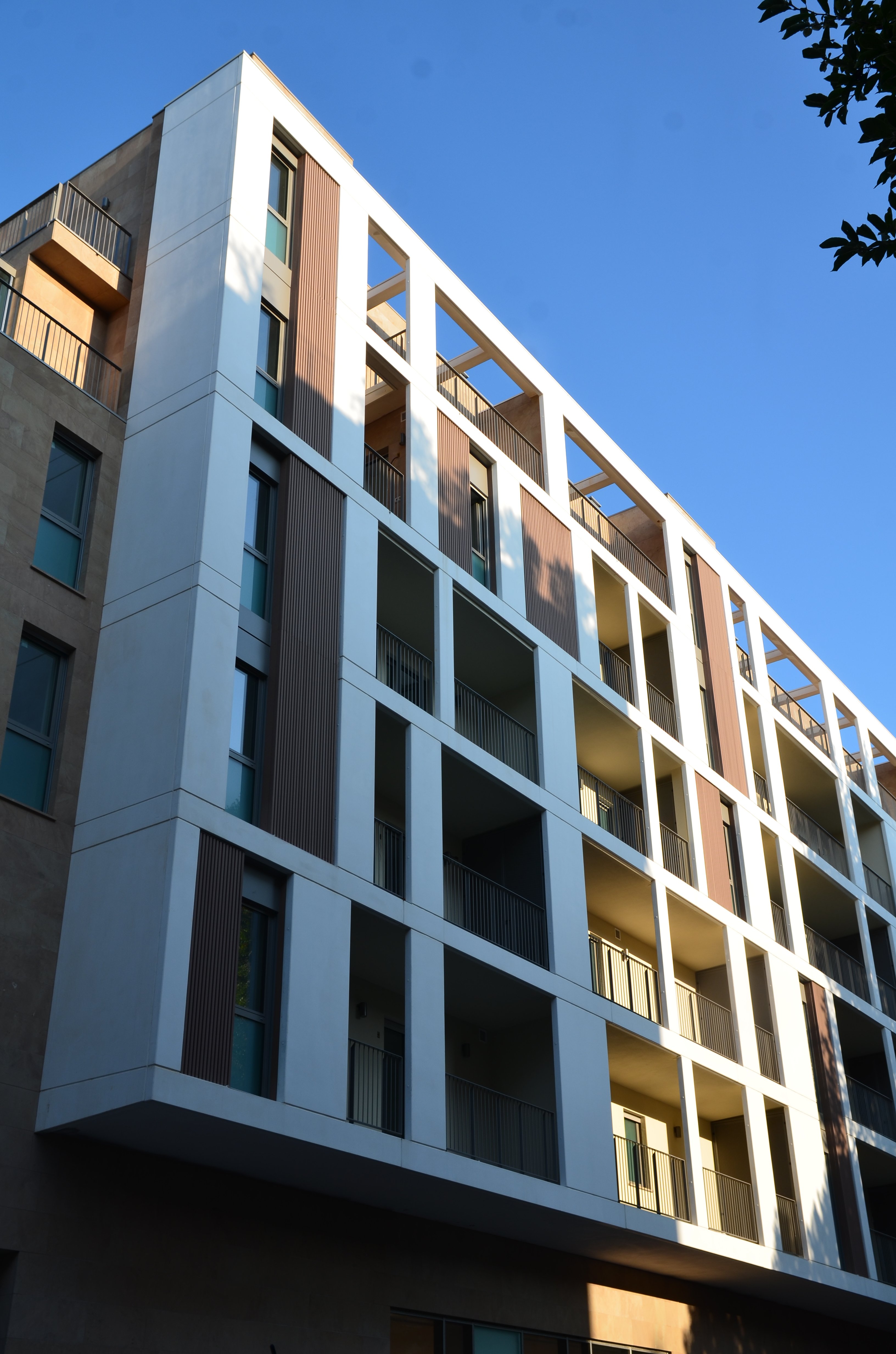 Hausfassade vor blauem Himmel