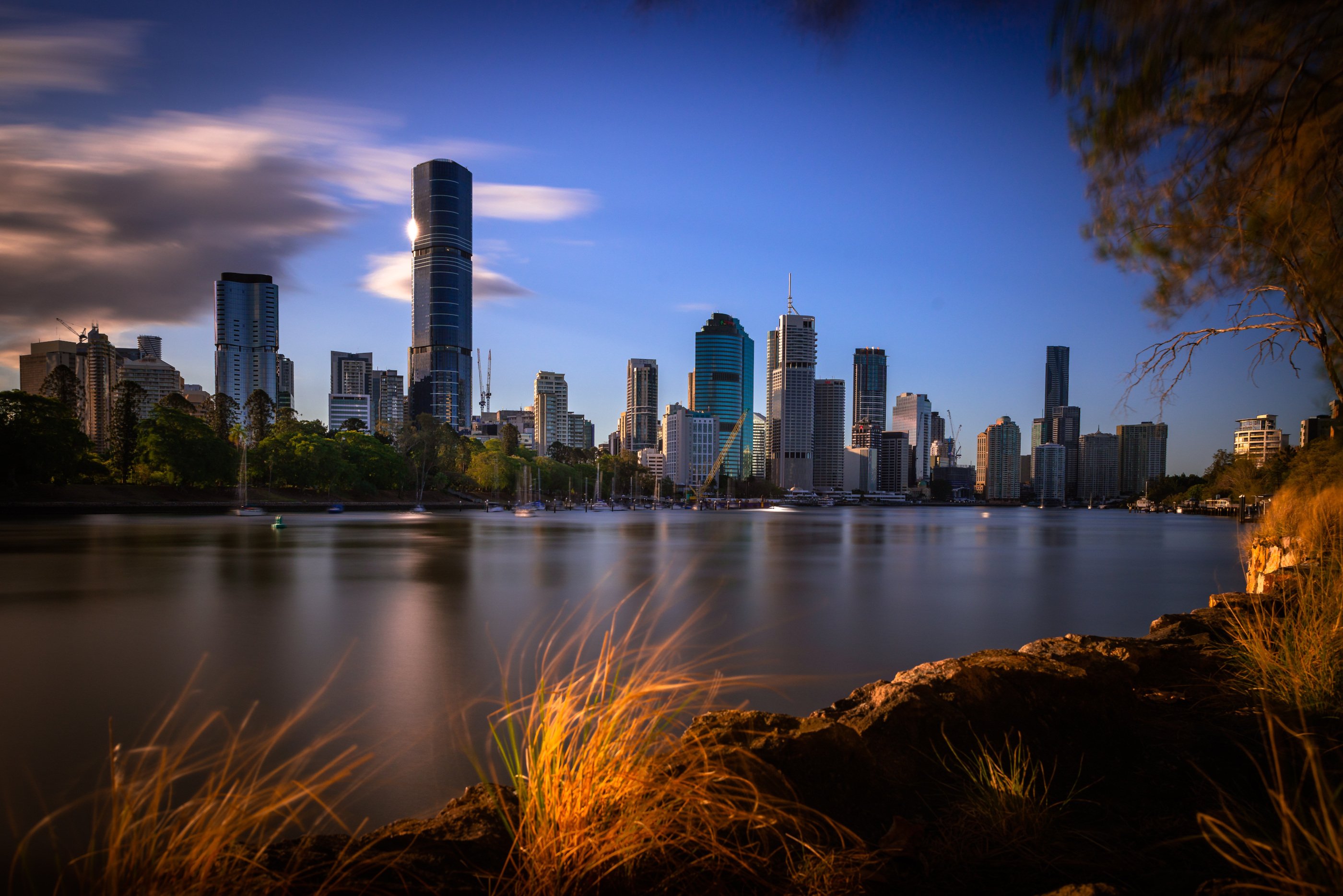 Die Skyline von Brisbane neben einem Fluss