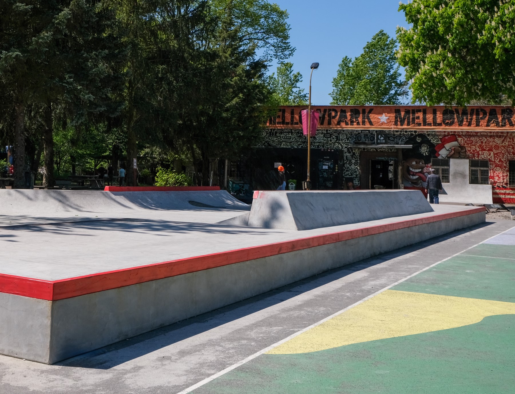 Skateanlage Mellowpark in Berlin: Betonfläche mit herausragenden Betonelementen
