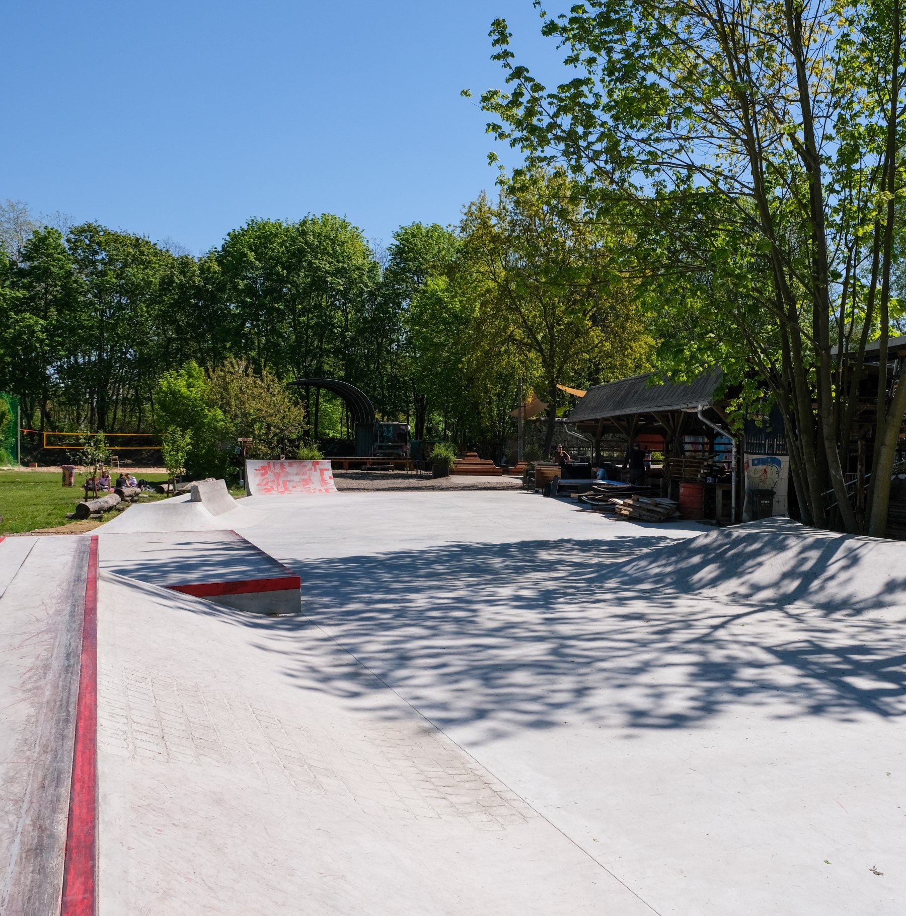 Mellowpark in Berlin built with sprayed concrete, green trees in the background