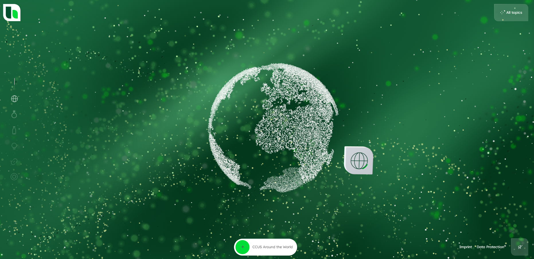 Digitale Illustration der Erde vor einem grünen Hintergrund mit partikelartigen Elementen. Der Globus ist zentriert und weist ein weißes netzartiges Muster über den Kontinenten auf. Auf der rechten Seite deutet ein Symbol mit konzentrischen Quadraten auf Einstellungen hin. Unten befindet sich mittig ein Schieberegler mit einer Wiedergabetaste. In den oberen Ecken befindet sich ein Logo auf der linken Seite.