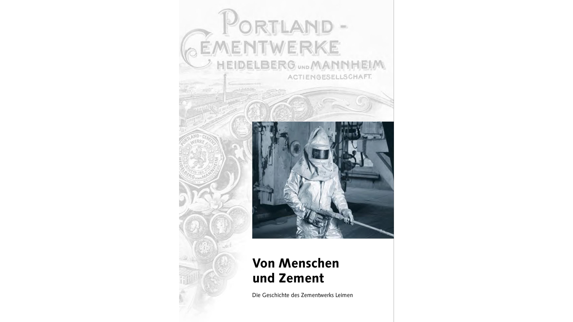 Ein Arbeiter in Schutzkleidung bedient Maschinen in einer Zementfabrik.