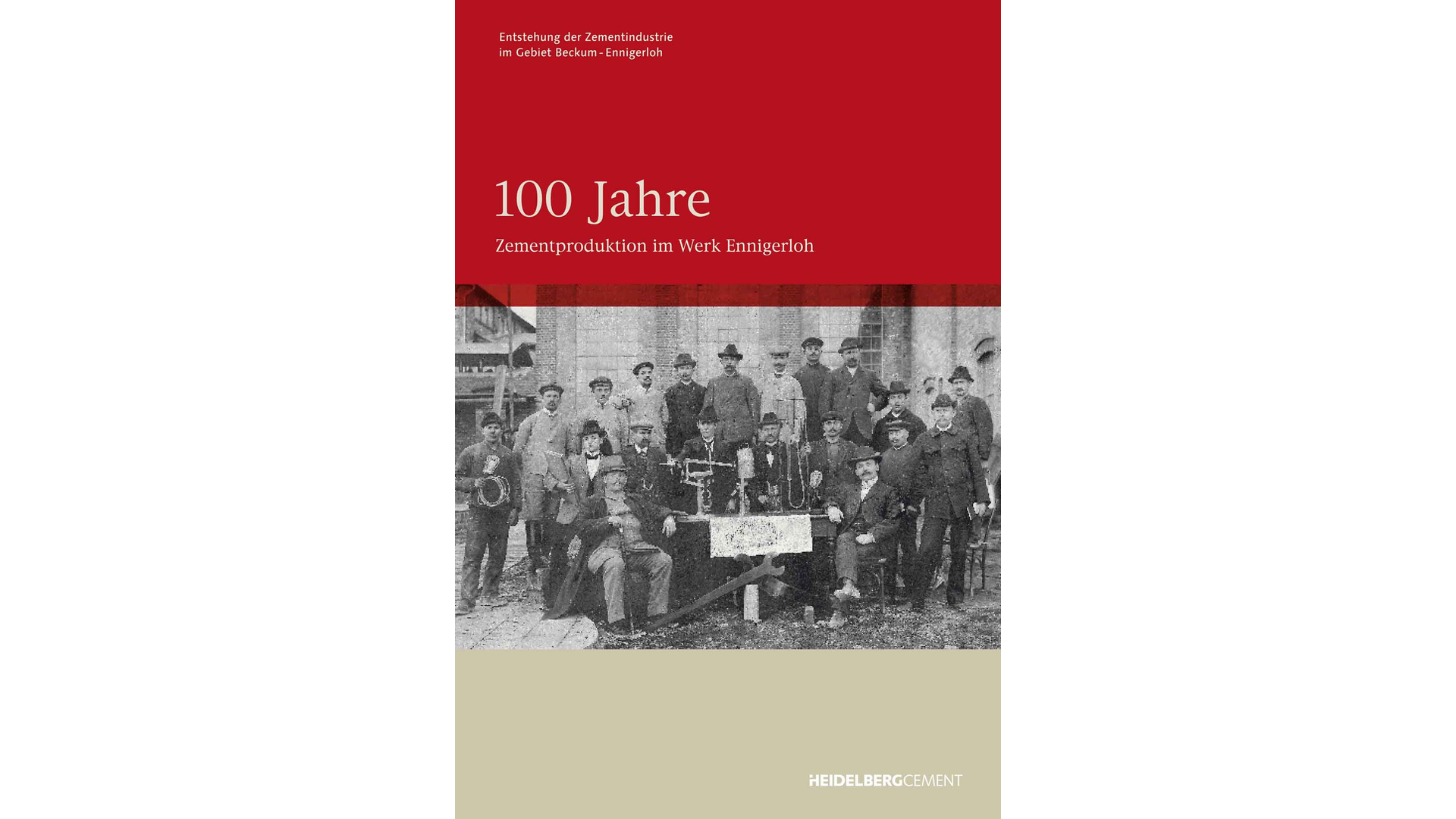 100 Jahre Unternehmensgeschichte bei Heidelberg Materials mit historischem Gruppenfoto.