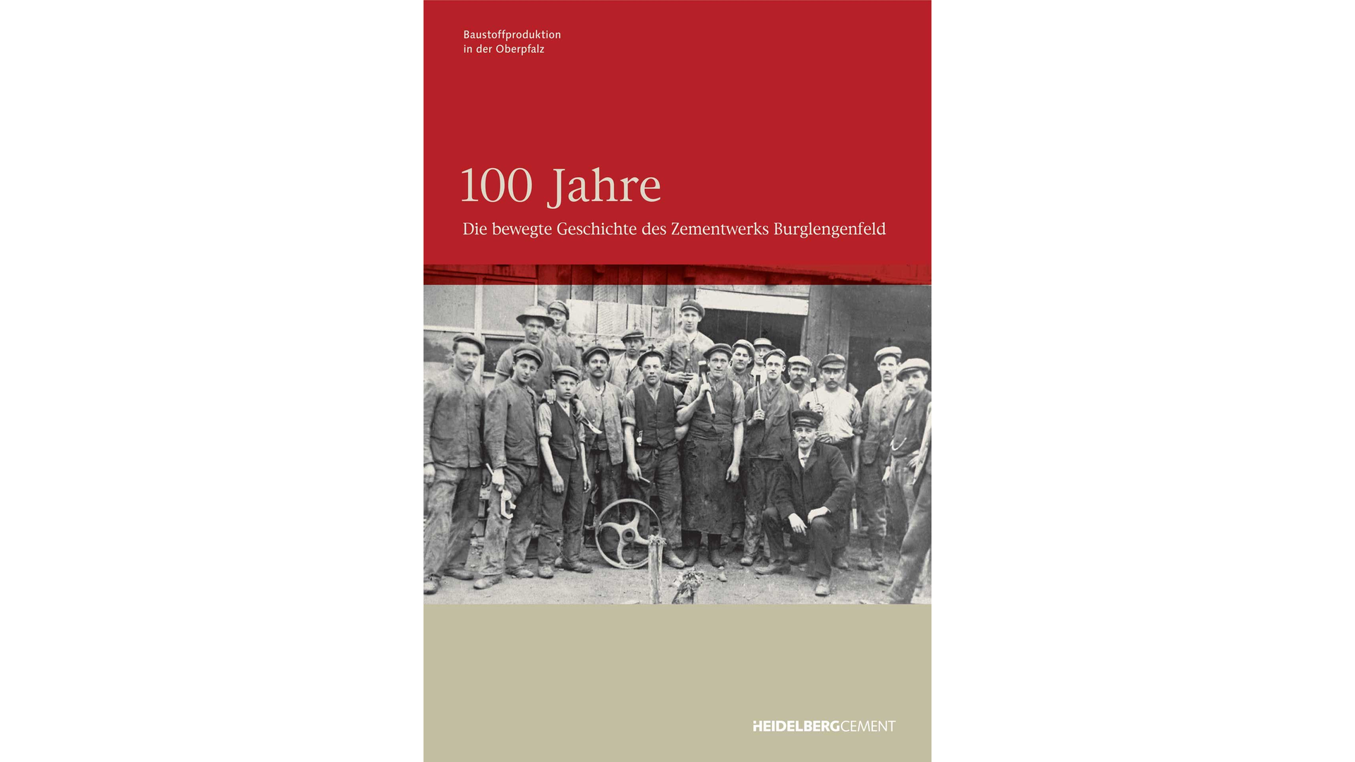 Ein Broschürencover mit dem Titel "100 Jahre" und einem historischen Schwarz-Weiß-Foto einer Gruppe von Arbeitern.