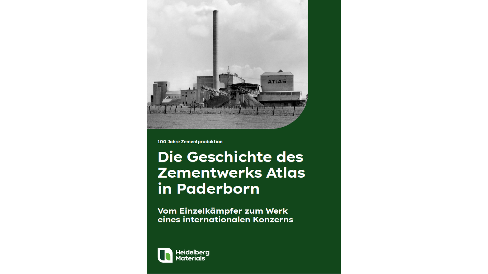 Historisches Schwarz-Weiß-Foto eines Zementwerks mit Schornstein, umgeben von weiteren Gebäuden, dargestellt auf einem Flyer von Heidelberg Materials.