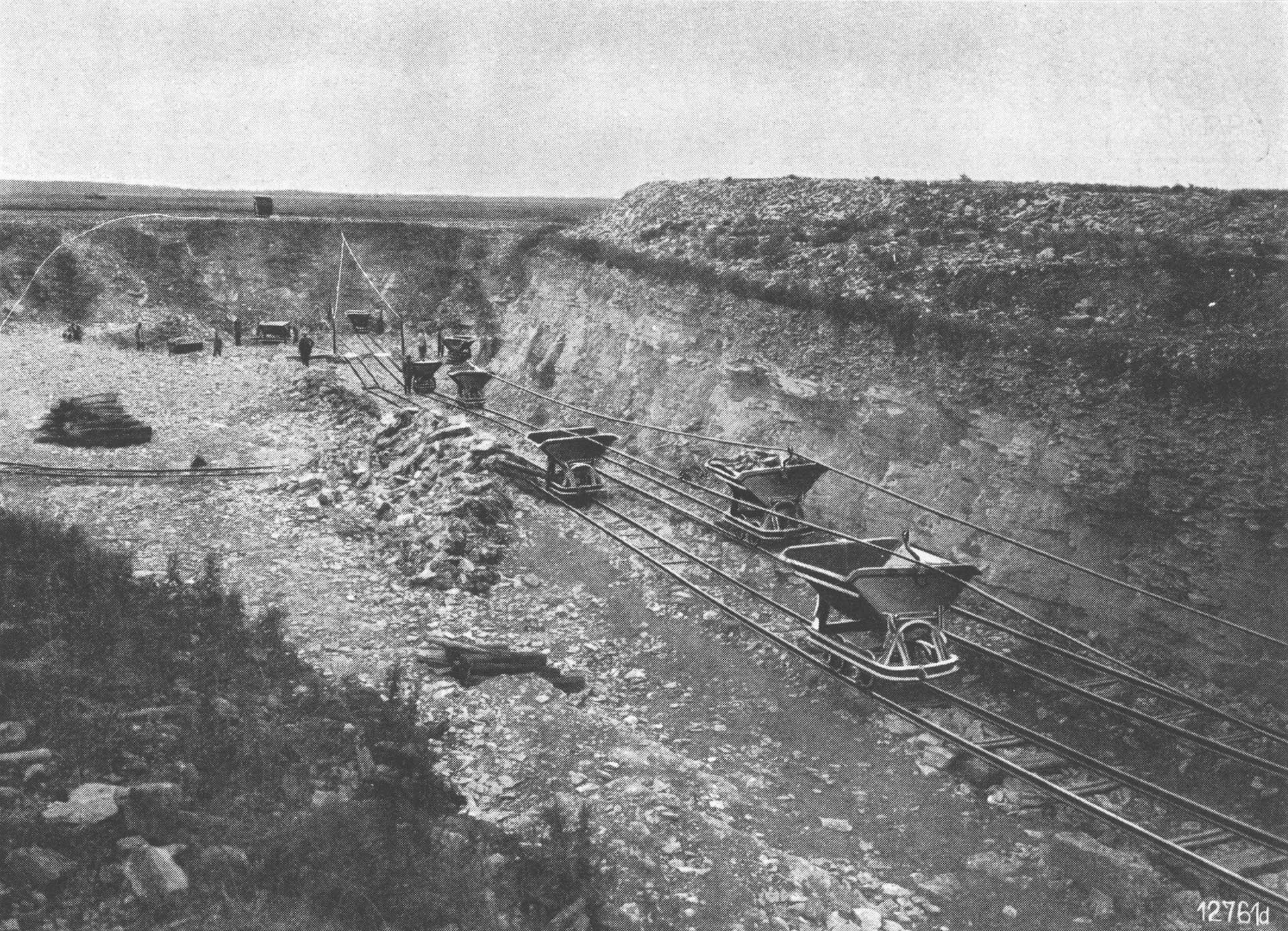 Ein historischer Steinbruch mit Gleisen und Förderwagen, die zum Transport von Material dienten.