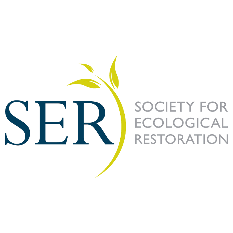 Das Logo der Society for Ecological Restoration (SER). Es zeigt die Buchstaben SER in blau, mit einem stilisierten grünen Blatt, das um sie herum wächst.