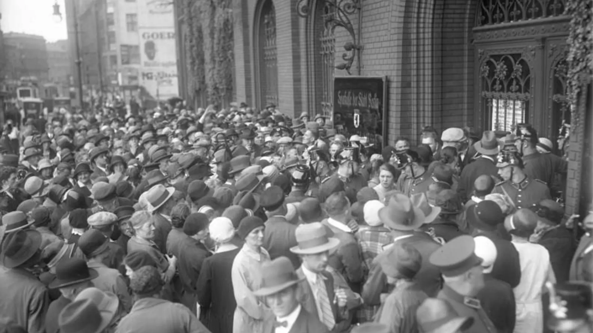 Crowds in front of a bank