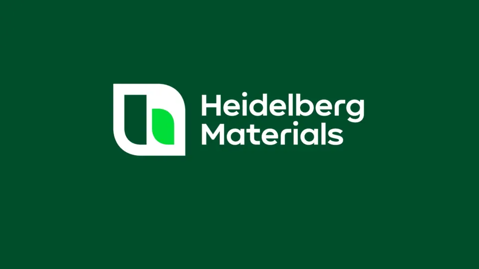 Heidelberg Materials Logo auf grünem Hintergrund.