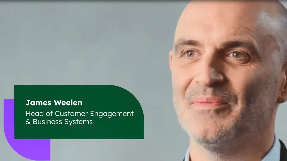 Nahaufnahme eines Mannes mit sehr kurzen Haaren und Dreitagebart