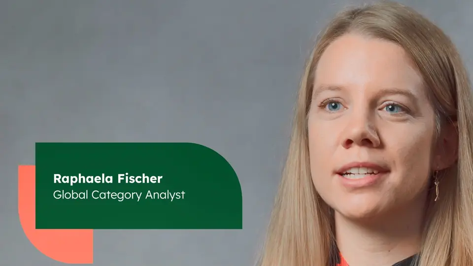 Nahaufnahme einer Frau mit blonden langen Haaren vor einer Sichtbetonwand