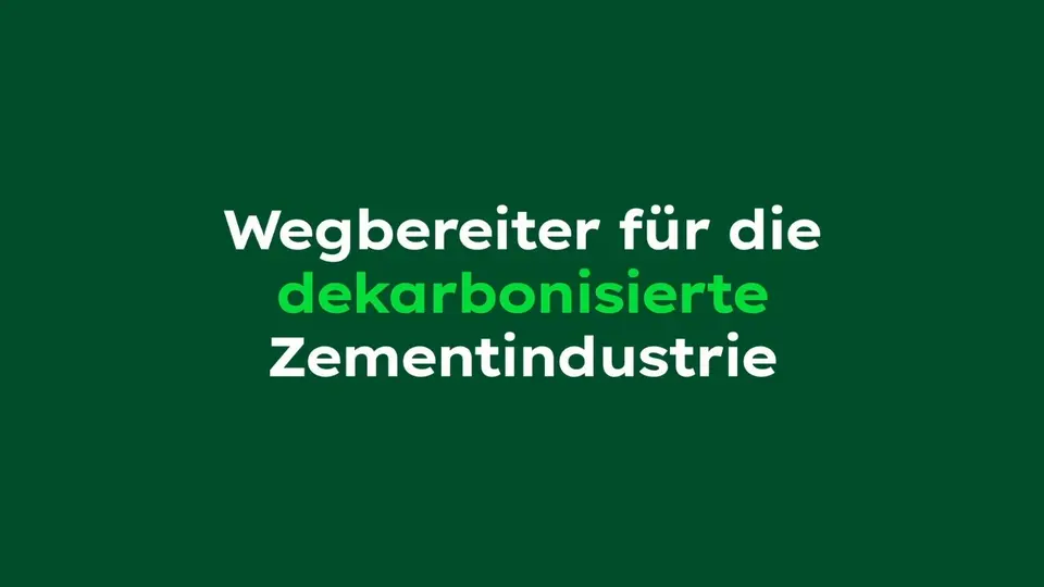 Weiße und hellgrüne Schrift auf dunkelgrünem Grund: "Wegbereiter für die dekarbonisierte Zementindustrie"