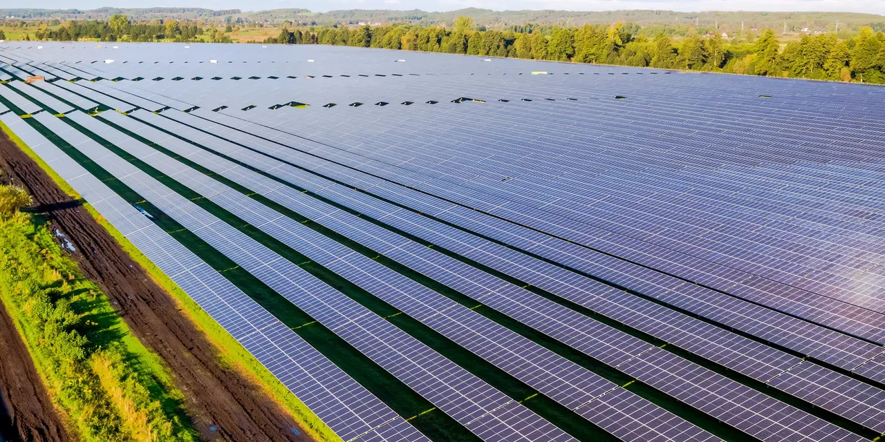 Ein von Feldern und Bäumen umgebener Solarpark