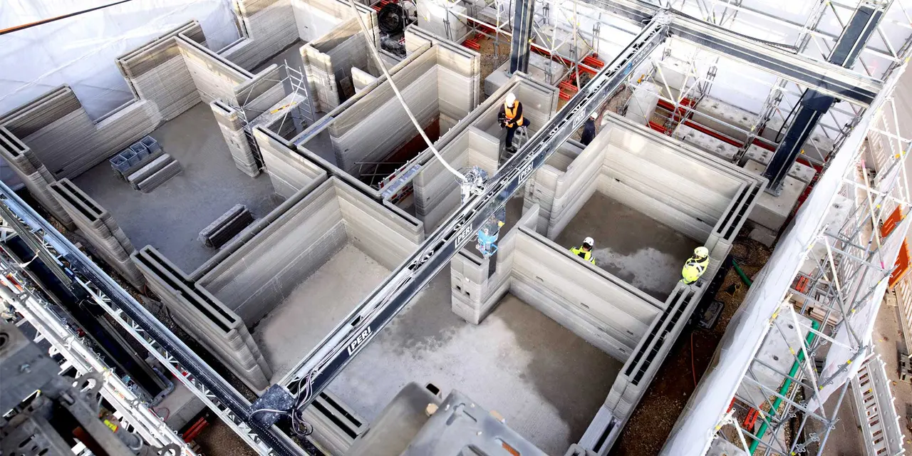 Draufsicht auf eine Baustelle mit Arbeitern und großen Betonstrukturen