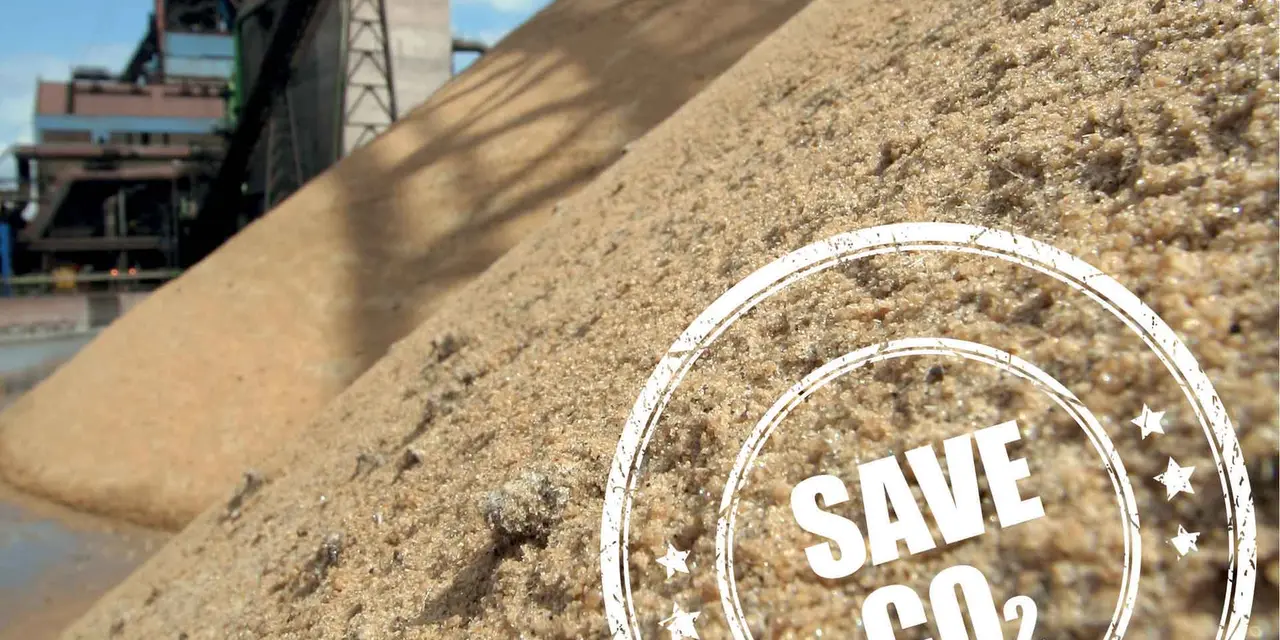Bild eines Sandbergs mit dem Stempel "SAVE CO₂"