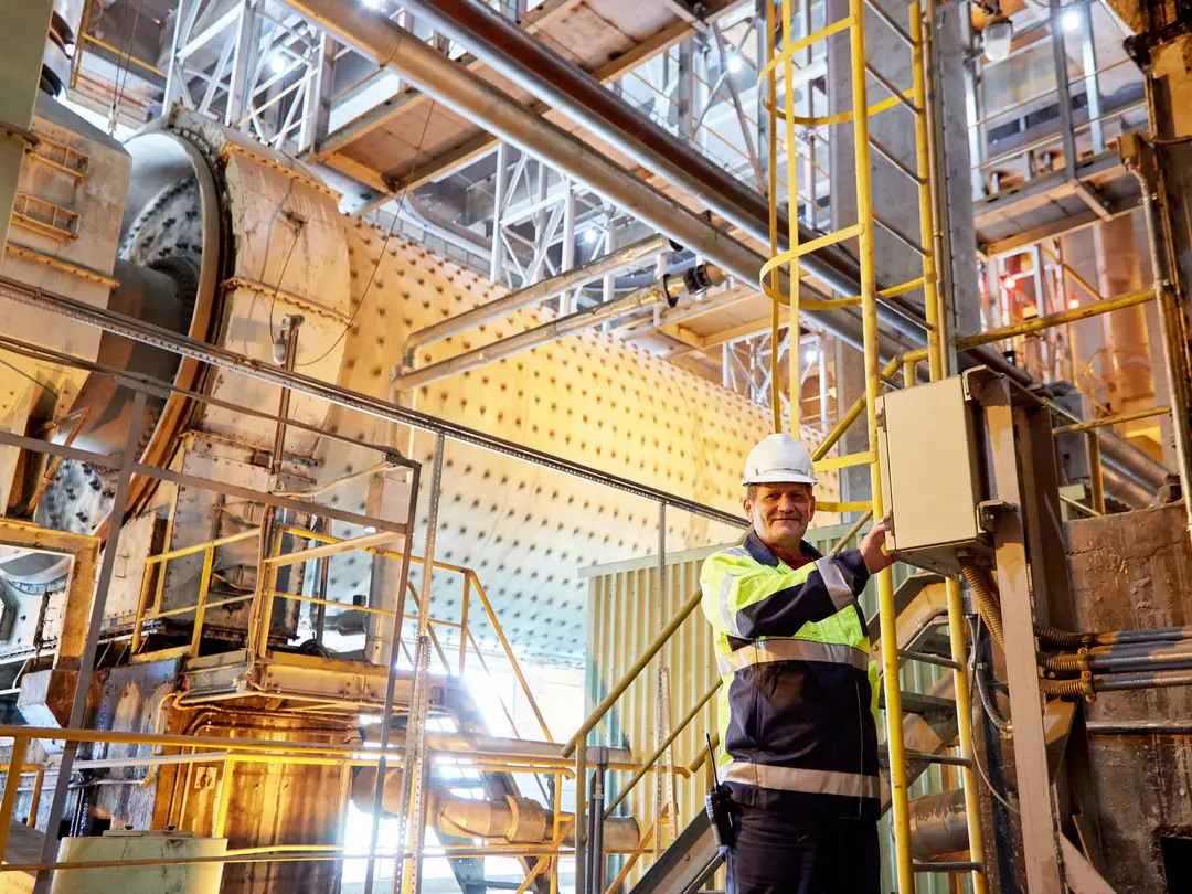 Mitarbeiter in Schutzkleidung in einem Zementwerk