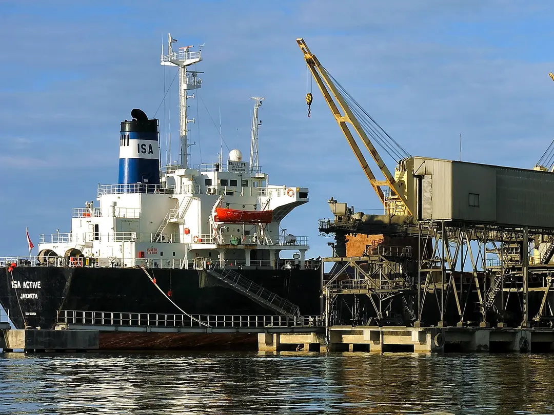 Schiff liegt vor Anker und wird gerade beladen