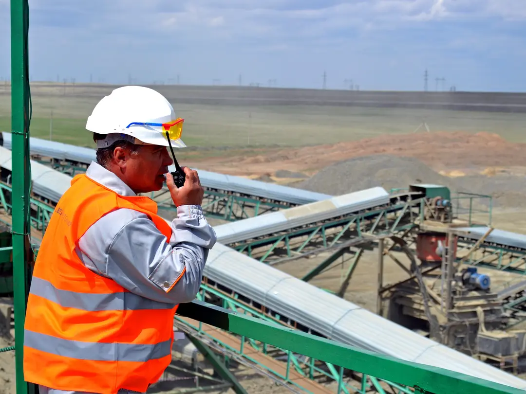 Ein Mann steht auf einer Plattform mit einem mobilen Sender