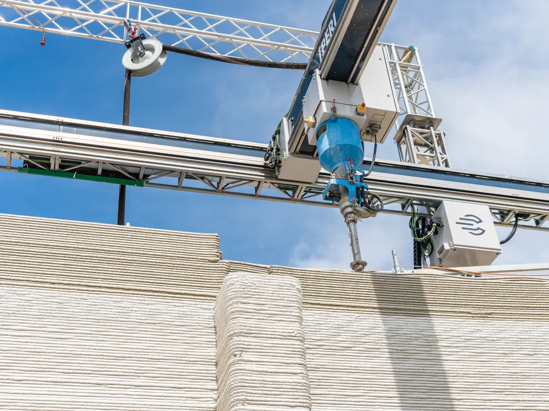 3D-Druck von Wänden mit einem Industriebausystem, das Beton für den Bau verwendet, unter freiem Himmel.