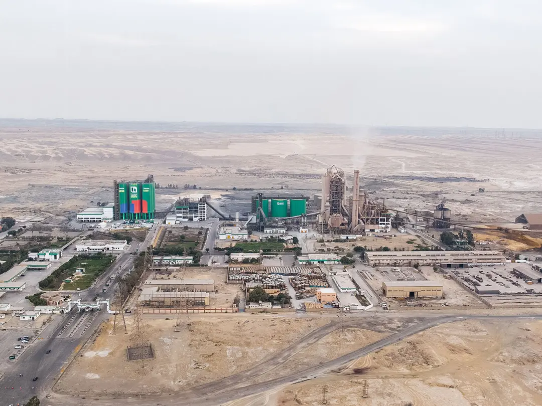 Luftaufnahme eines Zementwerks in der Wüste