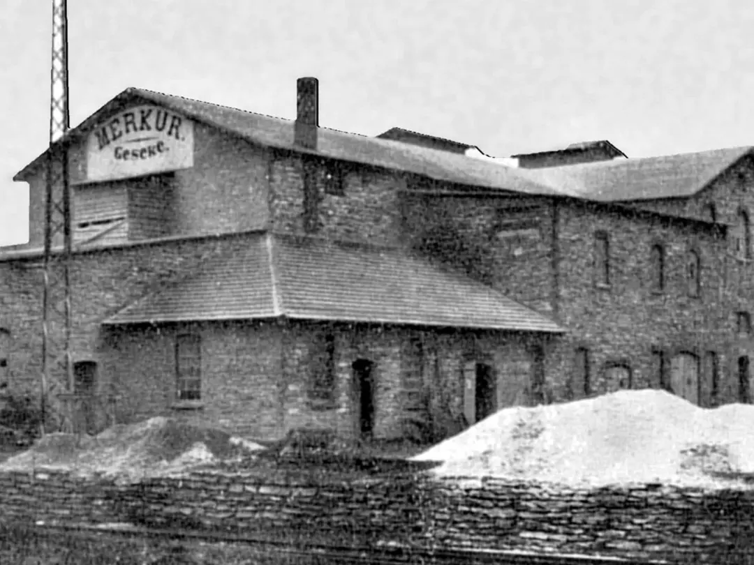 Historisches Foto eines industriellen Gebäudes mit der Aufschrift "Merkur Geseke"