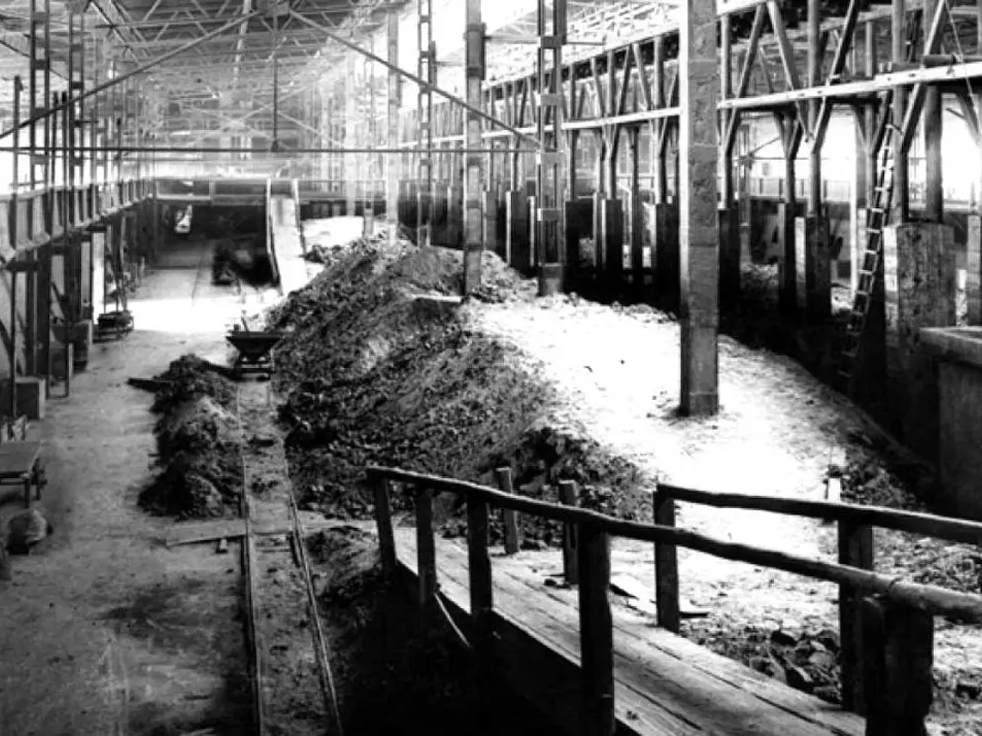 Historisches Foto eines überdachten Lagers mit Klinker und Öfen