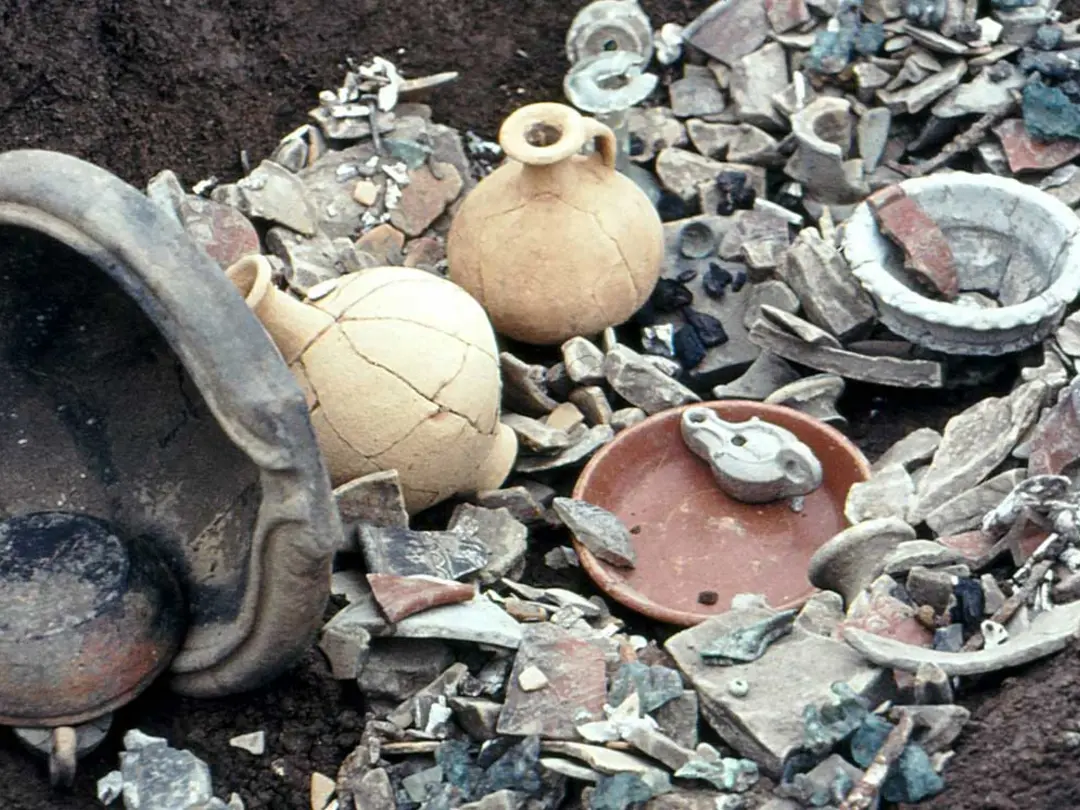Zerbrochene und zusammengesetzte Tongegenstände in der Erde