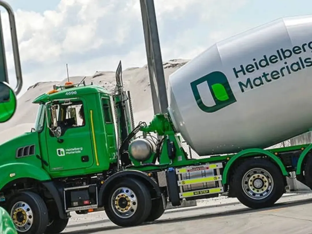 Grüner Fahrmischer in einem Zementwerk