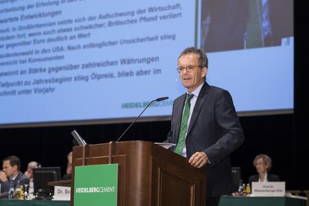Bernd Scheifele an einem Rednerpult