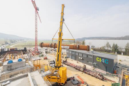 Der Drehofen wird mit einem Kran eingesetzt.