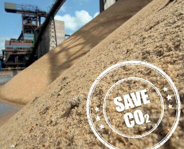 Bild eines Sandbergs mit dem Stempel "SAVE CO₂"