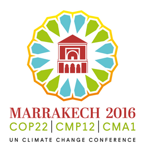 Logo der UN-Klimakonferenz Marrakesch 2016 mit stilisiertem roten Gebäude umgeben von grünen und blauen geometrischen Mustern mit dem Text ‘MARRAKECH 2016 COP22 CMP12 CMA1’.