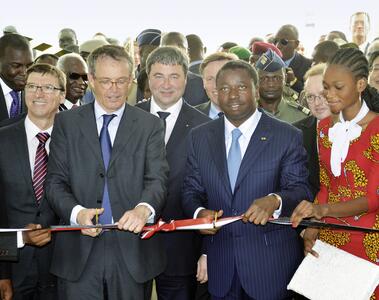 Ribbon cutting ceremony clinker plant Scantogo: Jean-Marc Junon, COO HeidelbergCement Africa; Dr. Bernd Scheifele, CEO HeidelbergCement; Daniel Gauthier, member of Managing Board HeidelbergCement; Faure Gnassingbé, President of the Republic of Togo (from left to right)