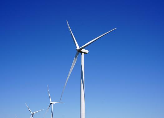 Eine Windkraftanlage vor blauem Himmel