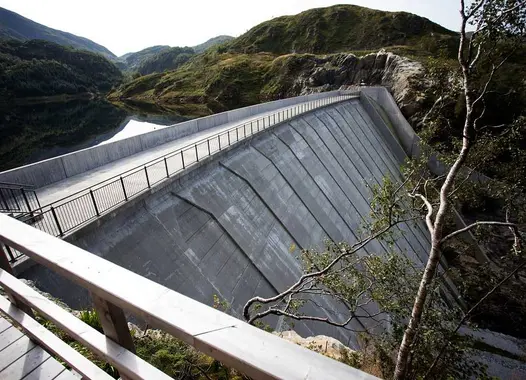 Staudamm inmitten von Bergen