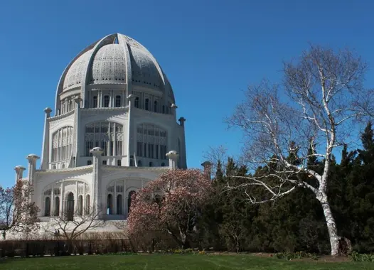 Ein großes Kuppelgebäude mit klassischen architektonischen Merkmalen wie Säulen und Bögen. 